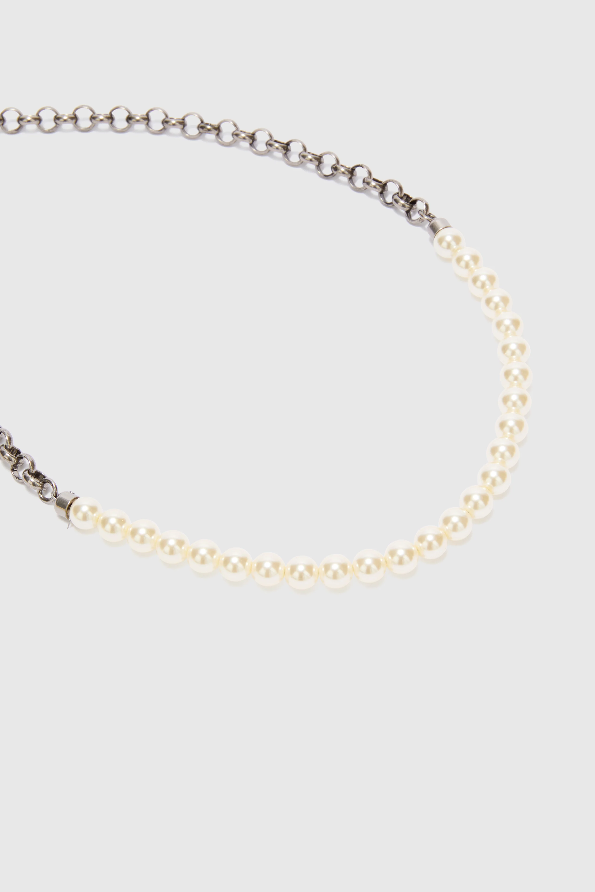 Glass pearl necklace with curb chain details - Image 3