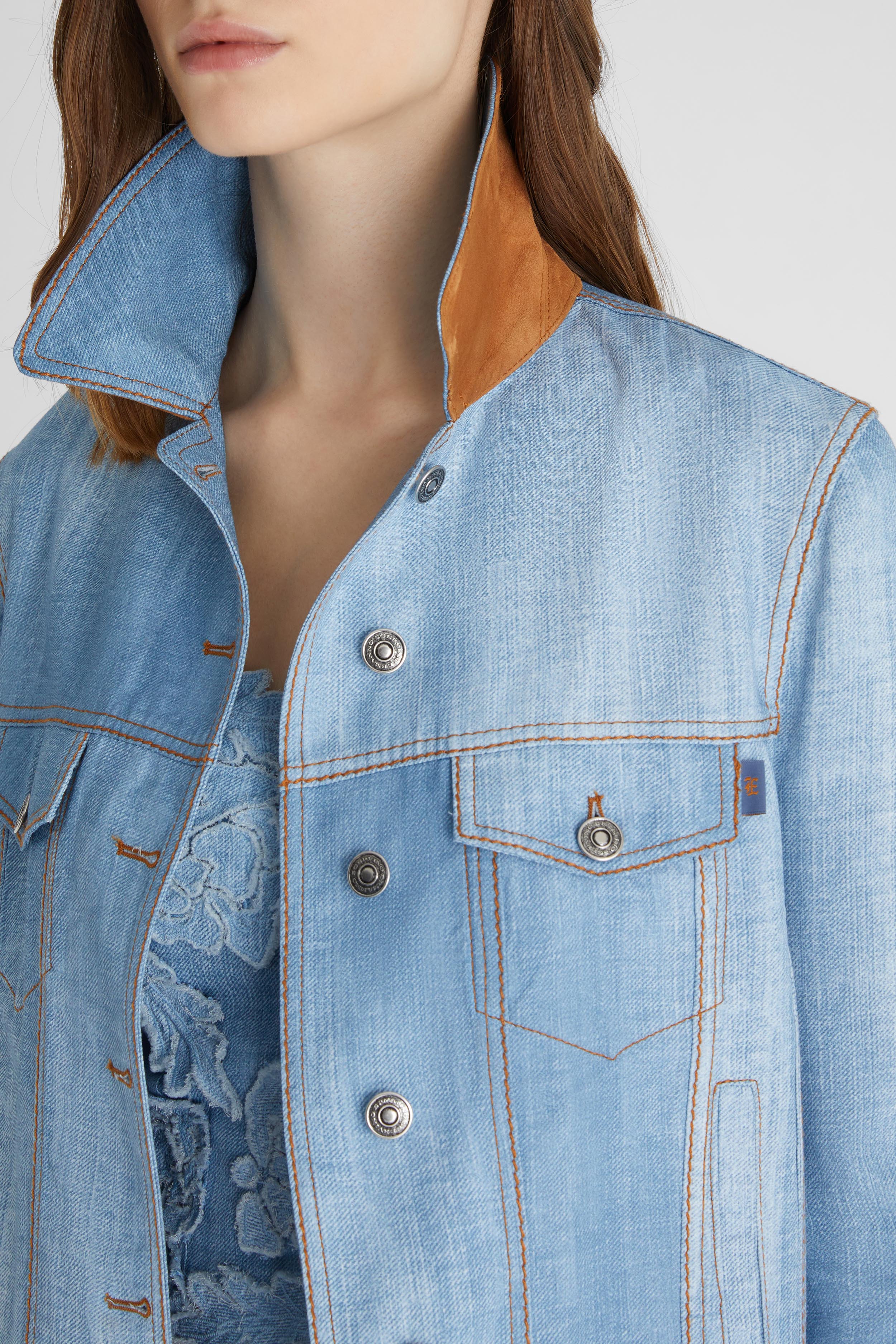 Jacket in marocain denim print and suede cuff interior - Image 5