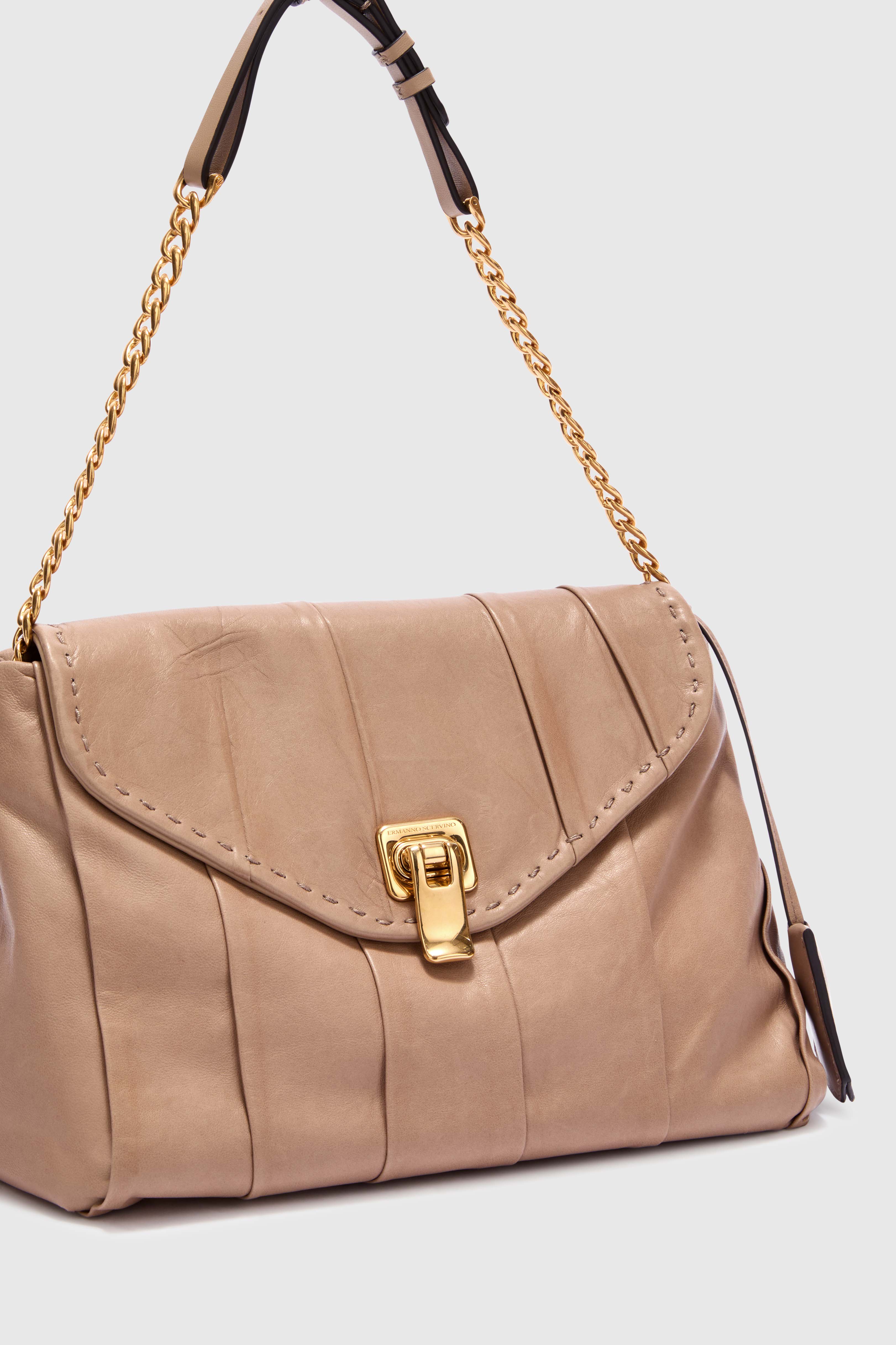 Joy shoulder bag with flap and chain handle in beige - Image 4