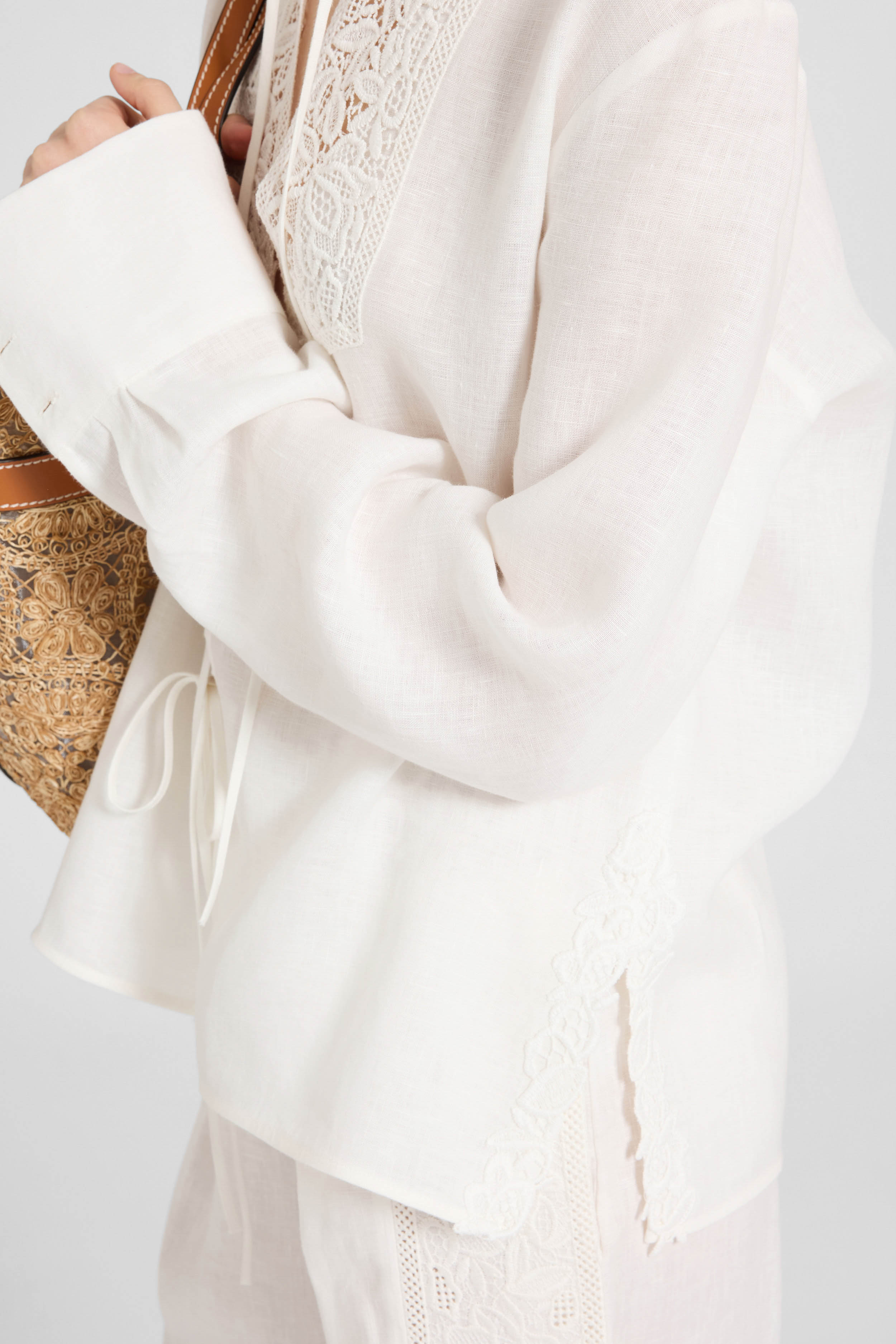Linen blouse with ties and floral rebrodé lace - Image 4