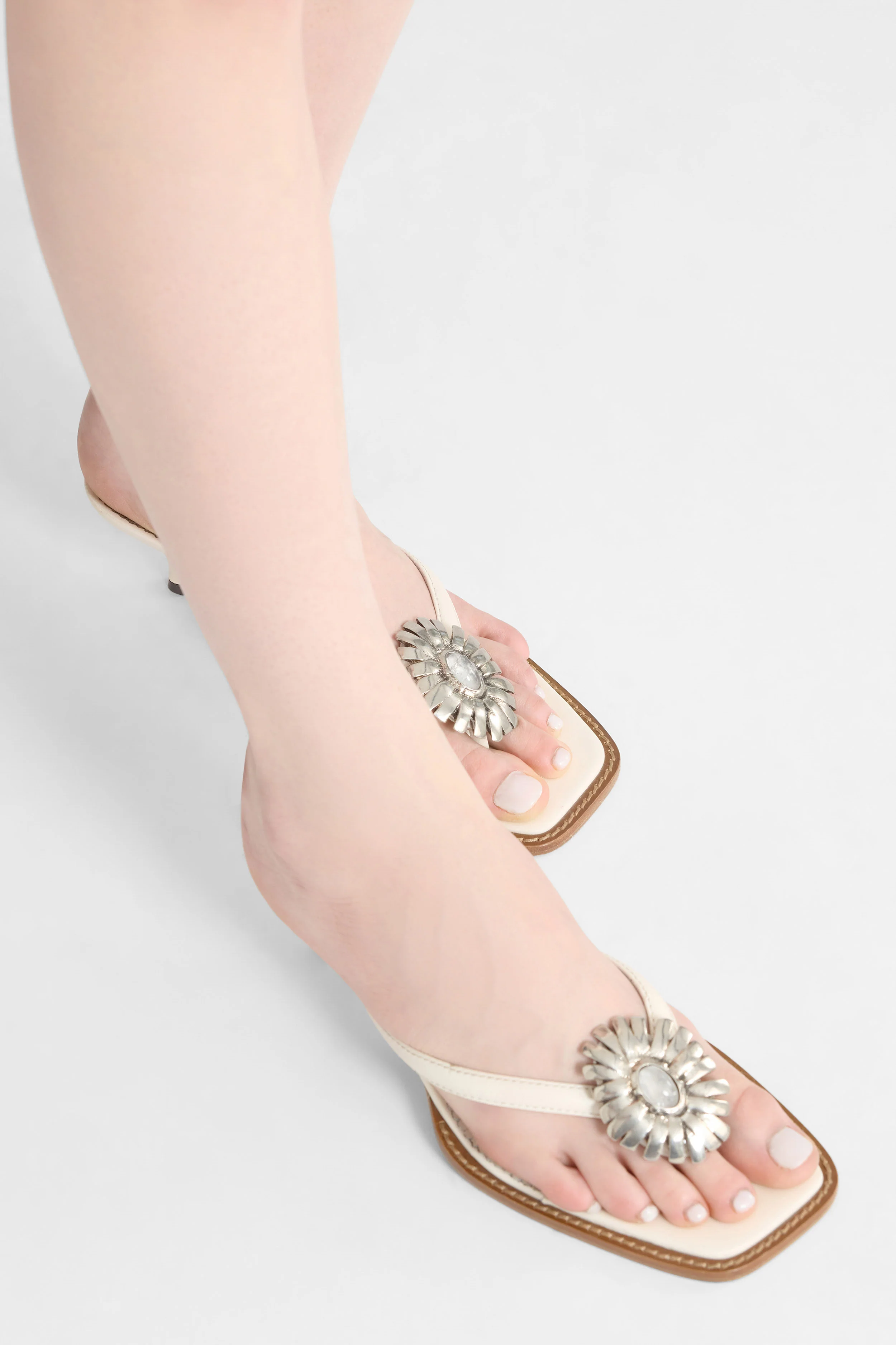 Nappa thong sandal with 5 cm heel and metal daisy - Image 5