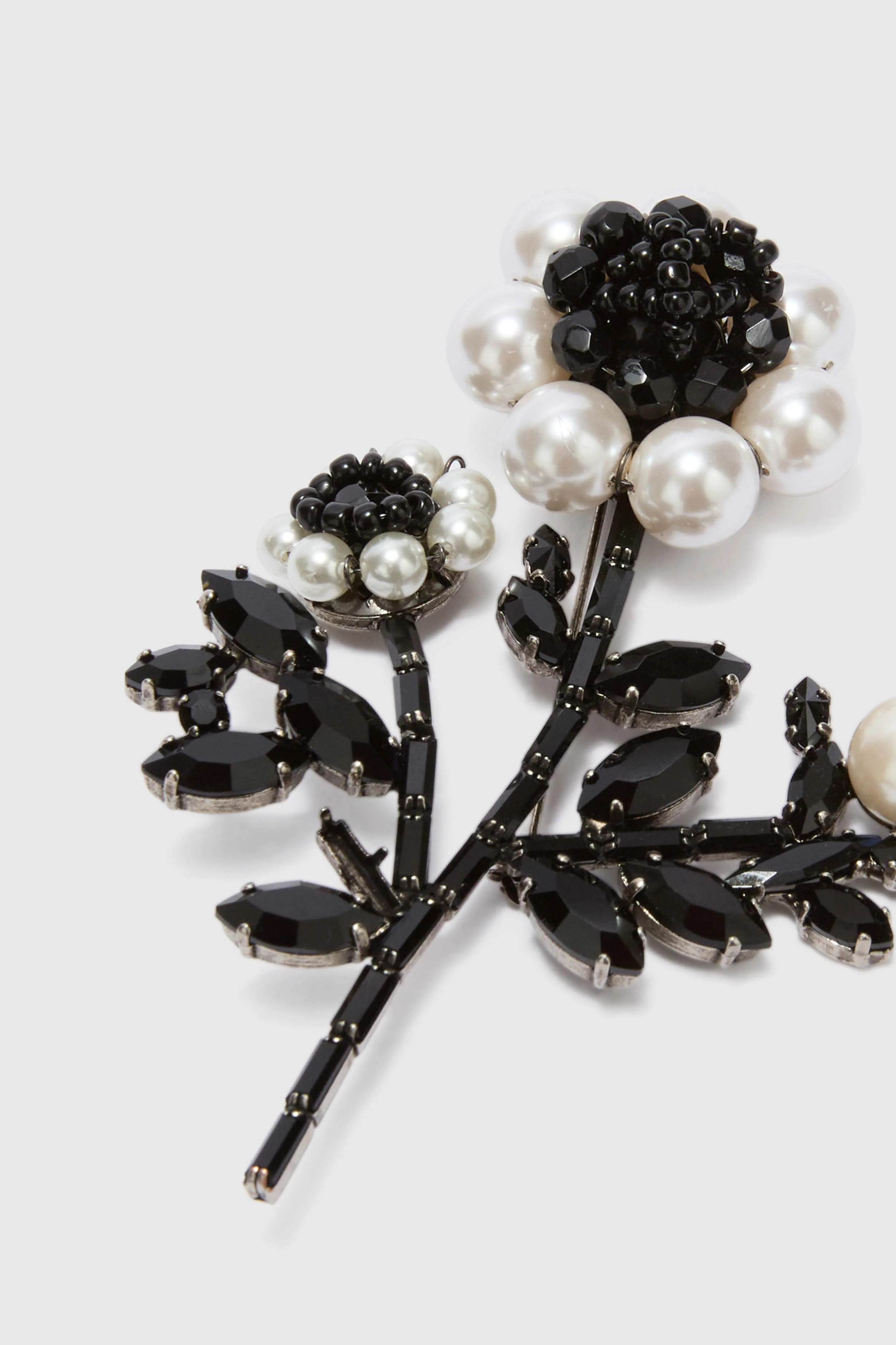 Ramage brooch in brass with glass pearls and jet crystals - Image 3