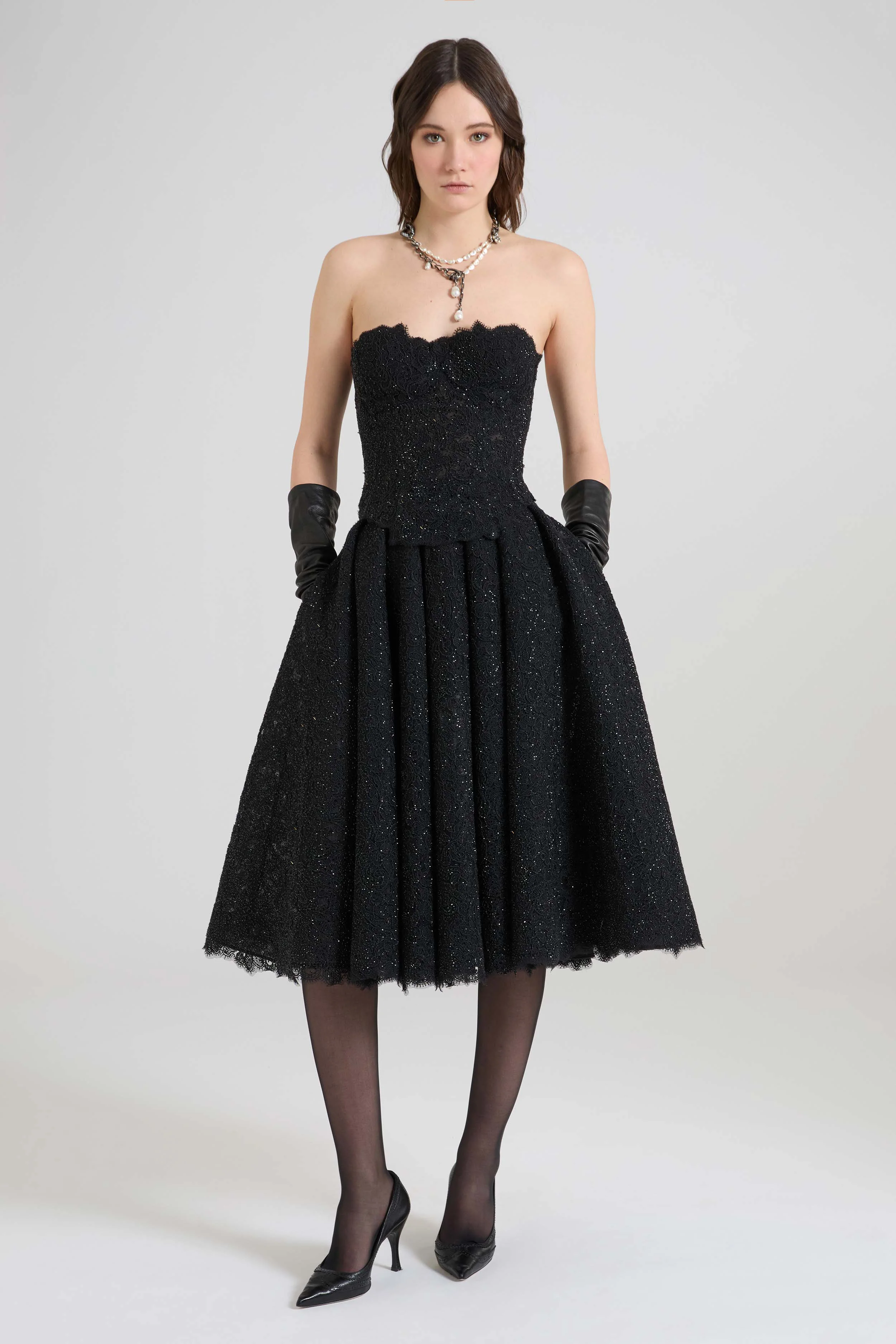 Rebrodé lace bustier with tone-on-tone crystals and V-shaped hem - Image 3